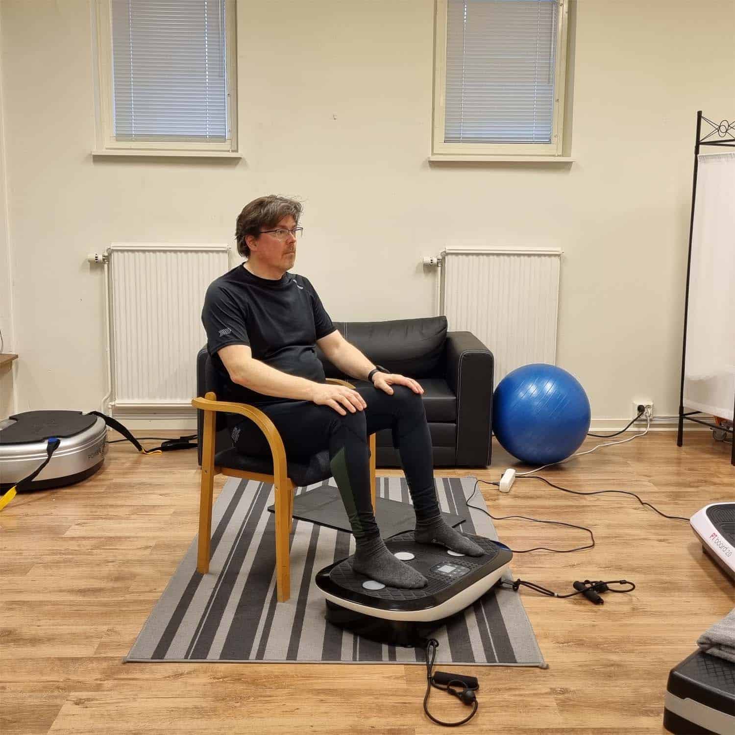 Sittande vibrationsträning på vibrationsplatta